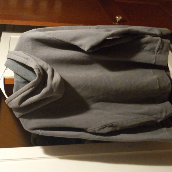 Patagonia Light Gray Hoodie with Mountain Graphic - Picture 5 of 6